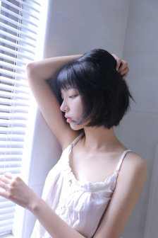 两个小兔子在衣服里左右晃
